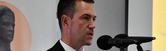 Gradonačelnik Kraljeva će sanjati kokoške, komentari su jači od jajeta po glavi: "Pola čovek, pola kajgana"