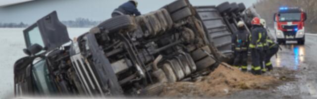 UŽAS NA AUTO-PUTU! Kamion završio pored puta! (FOTO)