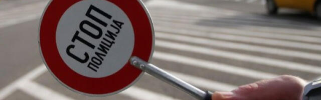 Otkrivena tajna saobraćajaca: Uvek dodiruju gepek auta - Evo i zašto