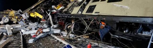 OGROMAN KRAN PAO I ZDROBIO VOZ! Novi detalji strašne tragedije: Najmanje 32 osobe mrtve, među povređenima i bebe! (FOTO, VIDEO)