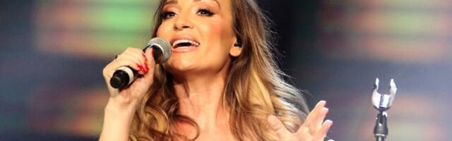 Jelena Tomašević se srušila na bini: Pevačica ODMAH prebačena u bolnicu