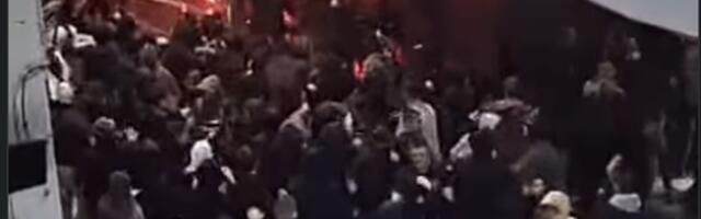 Novi snimak brutalne tuče! Ovako je izgledao sukob navijača i žandarmerije iz drugog ugla /VIDEO/