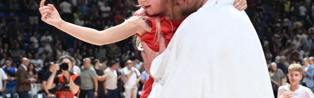 Jokić sa porodicom nakon pobede nad Bosnom i Hercegovinom! /GALERIJA/