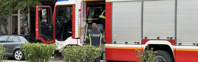 Buktinja probudila građane Priboja: Automobil izgoreo do poslednjeg šrafa u noćnom požaru