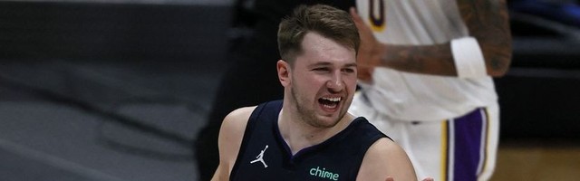 Kari se poklonio nadrealnom Dončiću – 39 poena za 28 minuta (VIDEO)