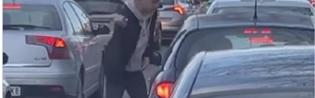 Haos: Oštrim predmetom udara po automobilu (VIDEO)