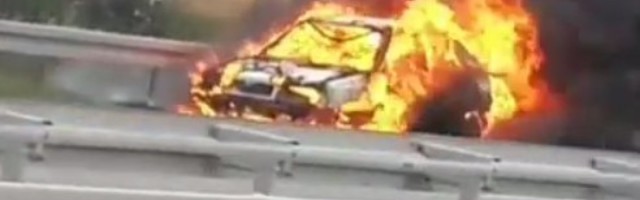 (VIDEO) PLAMEN NEZAUSTAVLJIVO GORI: Vatra progutala automobil na putu Novi Sad-Beograd