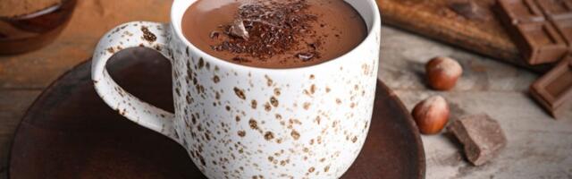 Trik zlata vredan! Kako da istopite čokoladu, a da ne isprljate nijednu posudu? (VIDEO)