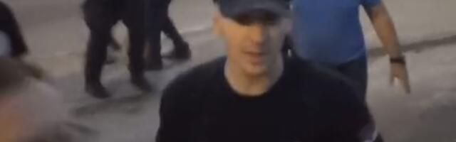Muškarac na blokadi kružnog toka u mestu Krćevac pozvao okupljene da izađu na put, policija ga odvojila (VIDEO)