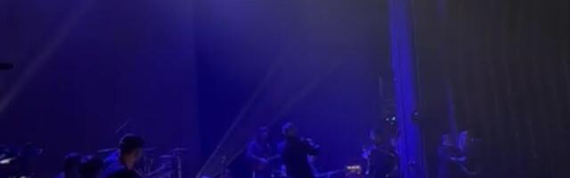 BANE MOJIĆEVIĆ POČEO KONCERT U PREPUNOJ DVORANI! Ona mu je specijalna gošća