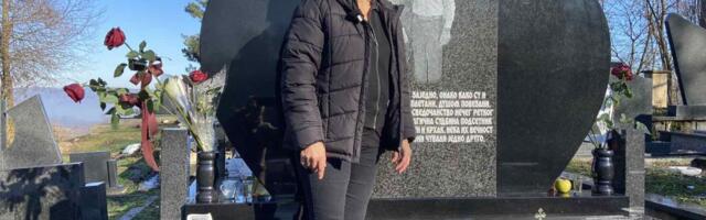CRNI SPOMENIK, NA NJEMU DVOJE MLADIH, NASMEJANI Sve Goričino leži tu pod zemljom, sad će i godina kako ih Pušica pobi... Dočekala pravdu, kaže, sramnu i tužnu