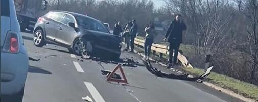 JEZIVA NESREĆA KOD NAPLATNE RAMPE Dva automobila uništena u sudaru kod Malog Požarevca, saobraćaj obustavljen (VIDEO)