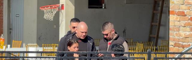 PRVE FOTOGRAFIJE KAĆE LAZIĆ NAKON TRAGEDIJE: Darkova žena ispred kuće u Brestaču, u crnom od glave do pete, bleda i utučena