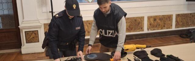 RAZBIJENA KRIMI BANDA U ITALIJI, POHAPŠENI SRBI! Harali kućama sa policijskom opremom, pronađeni "roleks", gomila zlata, voki-toki i razni alati (foto)