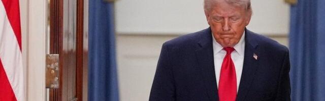 (FOTO) Tramp bukvalno na kolenima! Kleči poražen pred Irancima: Ponizili ga kao nikada do sada