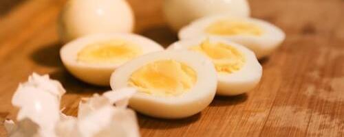 Ako ne znate šta da radite s preostalim uskršnjim jajima, ovo jelo je za vas: Kremasta salata gotova za svega 5 minuta