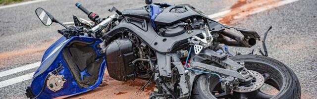 Motocikl prešao u suprotnu traku i udario u auto: Težak udes na putu kod Novog Pazara, vozila uništena