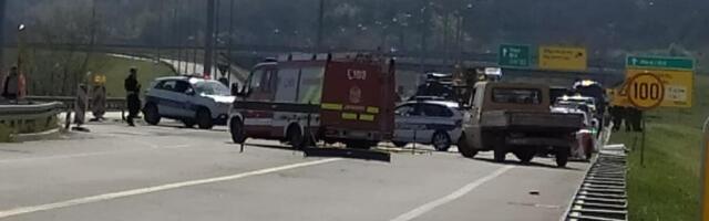 AUTOMOBILOM PRETICAO PREKO DUPLE LINIJE, ŠLEPER UDARIO U BANKINU DA IZBEGNE KATASTROFU! Užas i kod Ostružnice