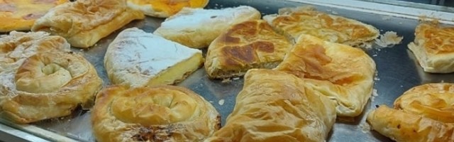 Ulazi čovek u pekaru sa maskom preko očiju i traži integralnu kiflu...