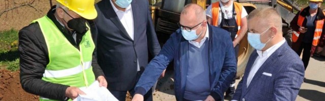 (FOTO) Vesić u obilasku radova u naselju Kovačevac: Najavio velike investicije