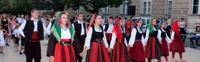 MLADOST ČUVA TRADICIJU: Počelo Kulturno leto na Gradskom trgu u Smederevu (FOTO)