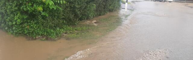 Nakon nevremena izlili se kanali, u Lugovima i Trbušanima voda ušla u dvorišta