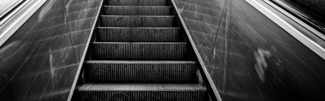 Greške na pokretnim stepenicama? Stajati ili hodati