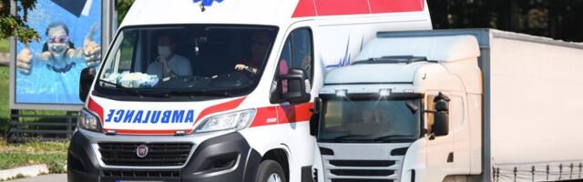 Težak sudar kod Novog Sada: Mini bus uništen, kamion manje oštećen (FOTO)