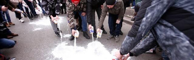 I mlekari u blokadama: Podrška studentima, protest zbog cene mleka