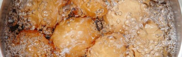 Pucanje jaja tokom kuvanja više neće biti problem! Dodajte ovo u vodu i ljuštiće se u jednom potezu