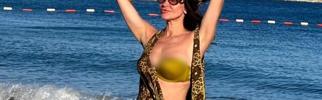"OLADI MALO, SMEŠNA SI!" Voditeljka u ŠESTOJ DECENIJI pozirala u bikiniju, a onda doživela veliku NEPRIJATNOST na mrežama, evo kako je odreagovala! (FOTO)