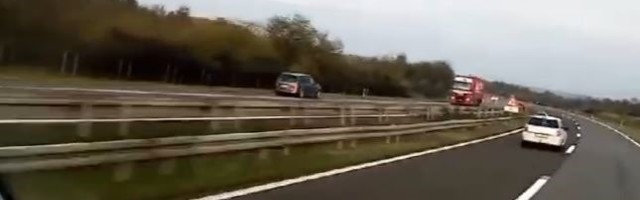 SULUDA VOŽNJA NA AUTO PUTU (VIDEO)