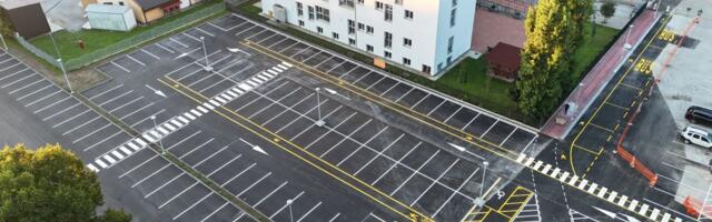 Završeno obeležavanje parking mesta na parkiralištu između Doma učenika i Gradskog bedema (FOTO)