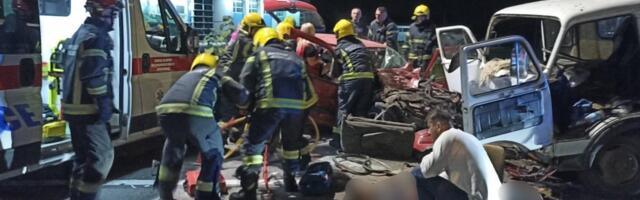 UKC: U teškoj saobraćajnoj nesreći koja se sinoć dogodila kod Šumadija sajma jedna osoba izgubila život, troje životno ugroženo