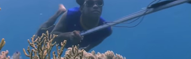 Ovi ljudi imaju svoj način života a ispod vode drže dah 13 minuta! (VIDEO)