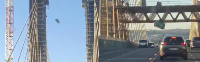 KABINA MOBILNOG TOALETA SE OTKAČILA SA MOSTA I PALA NASRED PUTA! Prolaznici u ČUDU gledali kako se RAZBIJA U DELOVE - jedan deo je svima bio GNUSAN! (VIDEO)