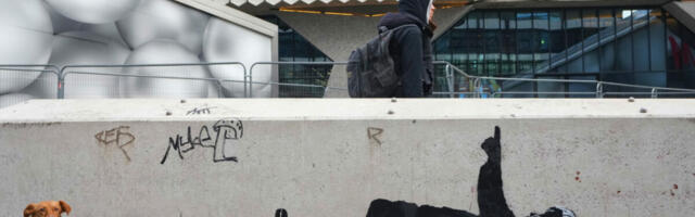 Dva ista Banksy murala u Londonu: Deca koja gledaju u nebo i poruka koju mnogi ne vide