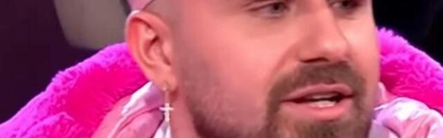 PRAVDAO SE DA NIJE GEJ, A RAŠIRIO NOGE U SUKNJI! Pevač napravio SKANDAL u Amidžiju, SEVNUO ŠOK PRIZOR