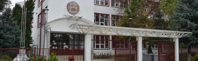 Horor ispred škole u Rumenki: Tri devojke satima maltretirale učenicu - šamarale je, terale da kleči, ponižavale... Sve snimano!