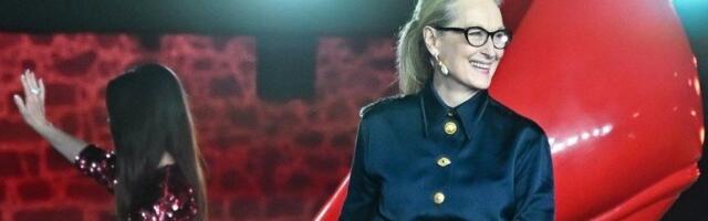 (VIDEO) Glumica usred intervjua zalepila poljubac telohranitelju: O ovom gestu Meril Strip priča ceo svet