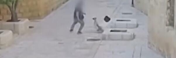 (UZNEMIRUJUĆI VIDEO) ZVERSKI NAPAD NA HRIŠĆANKU! Jevrejin gurnuo na kamen, pa išutirao ČASNU SESTRU u Jerusalimu, kamera snimila trenutak IŽIVLJAVANJA!