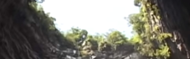 Mujo i Haso krenuli na putovanje oko sveta, a kada su došli do Afrike, opkoliše ih starosedeoci i spustiše u jamu...