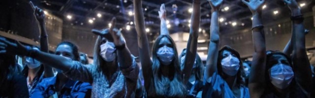 U Parizu je održan eksperimentalni korona koncert za 5.000 ljudi i svi su oduševljeni