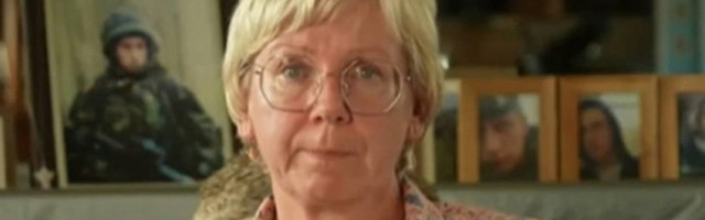 BRITANKA NA GROBU SINA POGINULOG U AVGANISTANU: Žao mi je dušo, tvoja žrtva je bila UZALUDNA! (VIDEO)
