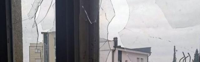 NOVA PROVOKACIJA ALBANACA: Ponovo kamenovana kuća Srpskinje u Peći, polomili joj sve prozore!