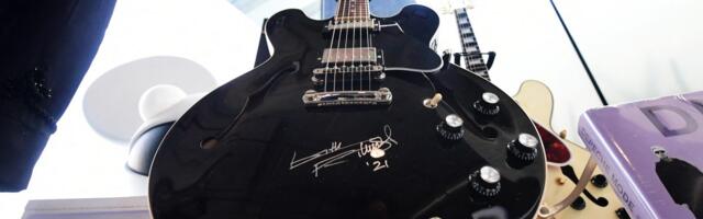 Stonsi i Bitlsi – stari rivalitet i na aukciji instrumenata