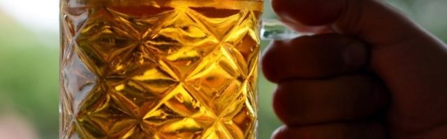 Kako da na suncu za 5 minuta ohladite pivo bez zamrzivača? (VIDEO)