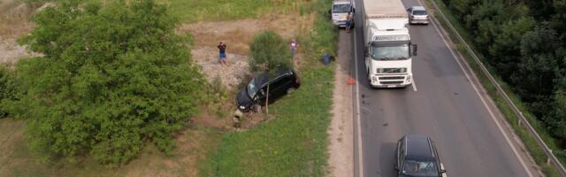 Drama na Ibarskoj magistrali: Šest osoba povređeno u teškom udesu a među njima i dvoje maloletne dece, od siline udara automobil sleteo sa puta i udario u betonski propust
