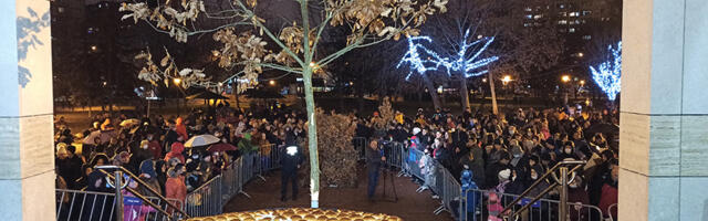 Nalaganje Badnjaka i  „Lomljenje česnice“ na Badnji dan ispred Hrama Sv.cara Konstantina i carice Jelene