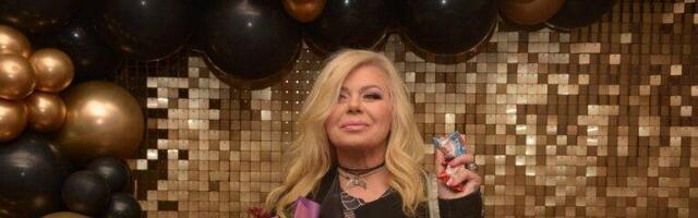 SVE OČI SU UPRTE U NJEN DEKOLTE! POZNATA pevačica na pragu SEDME DECENIJE, sa paukom na grudima MAMI UZDAHE SVIH LJUDI! (GALERIJA)